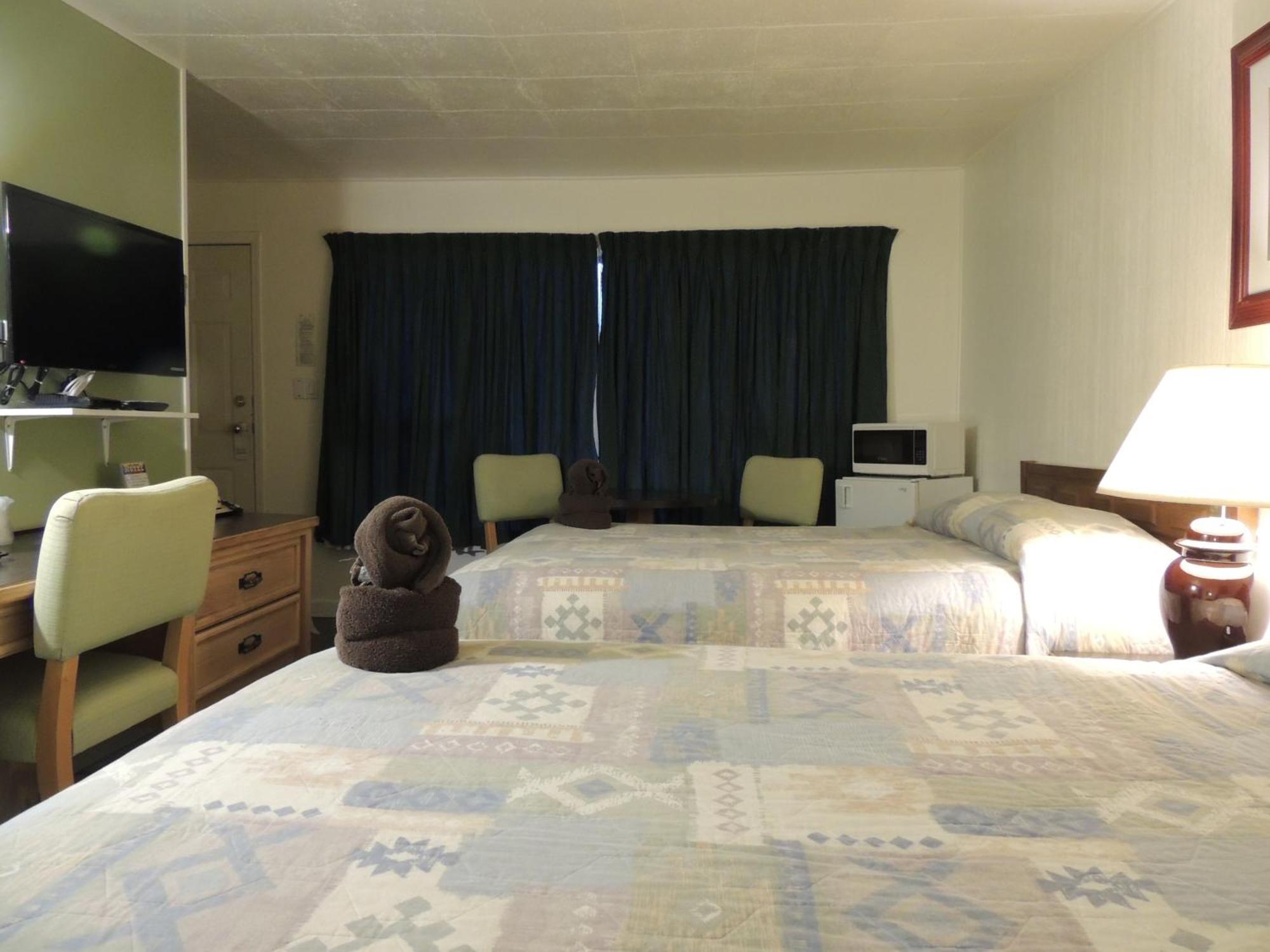 Motel 100 Mile & Rv Park