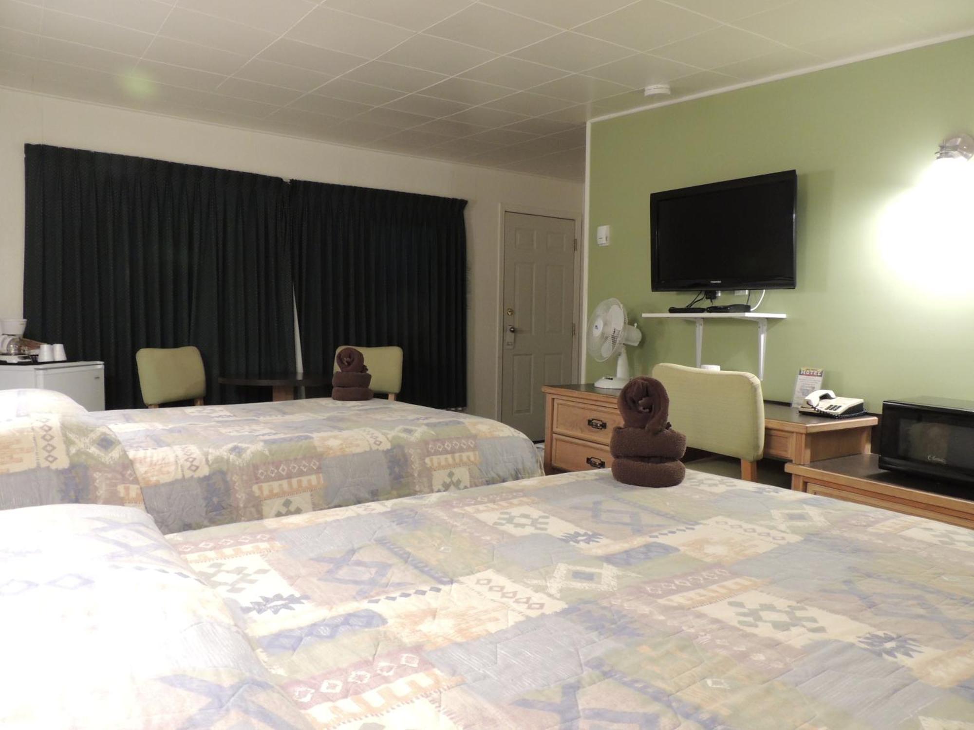 100 Mile & Rv Park 3*