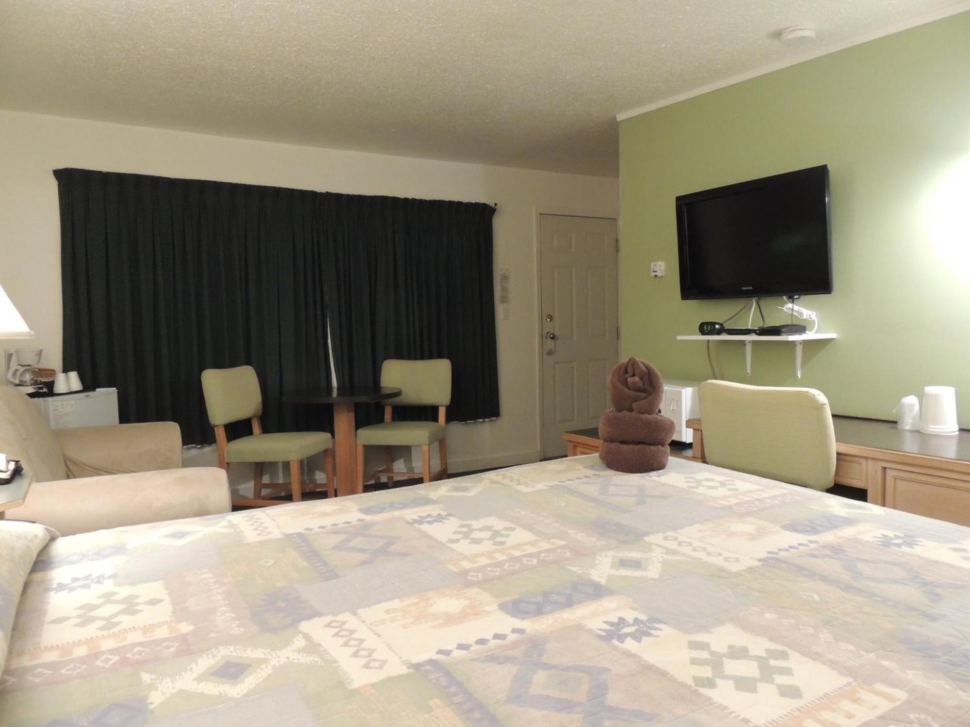 Motel 100 Mile & Rv Park