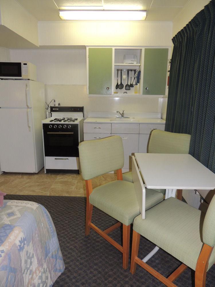 100 Mile & Rv Park 3*