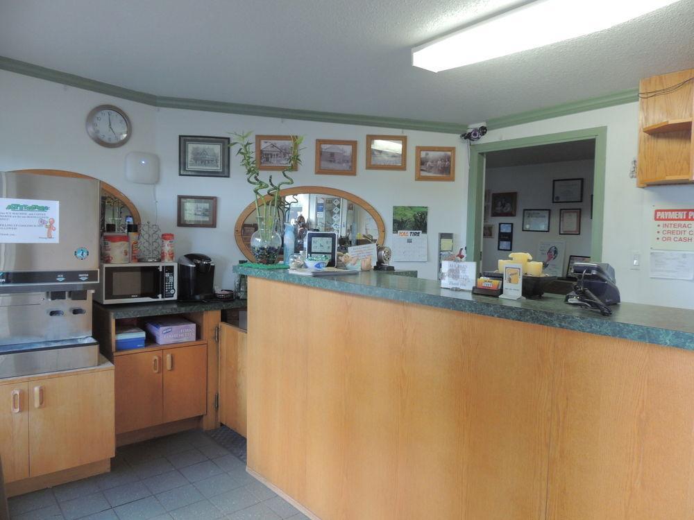 100 Mile & Rv Park Motel
