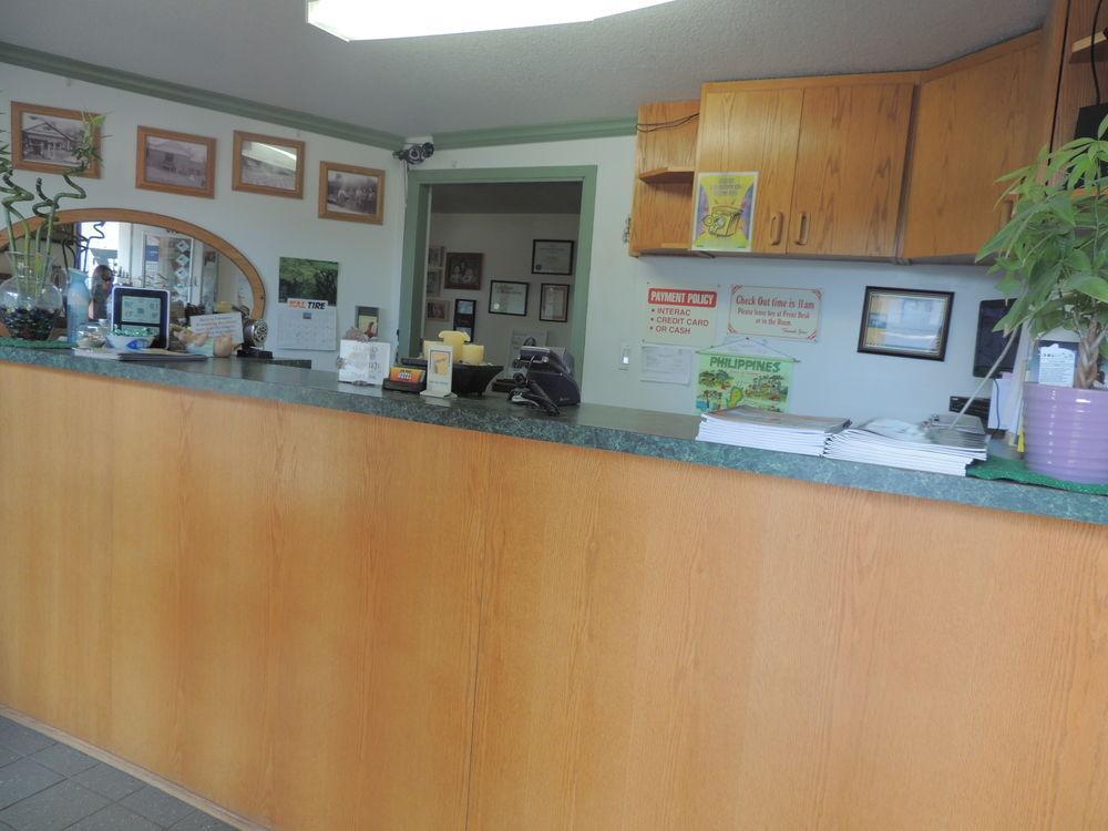 100 Mile & Rv Park Motel 3*