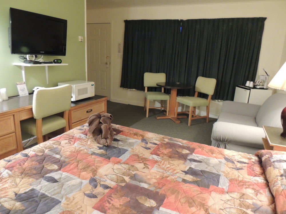 100 Mile & Rv Park Motel 3*