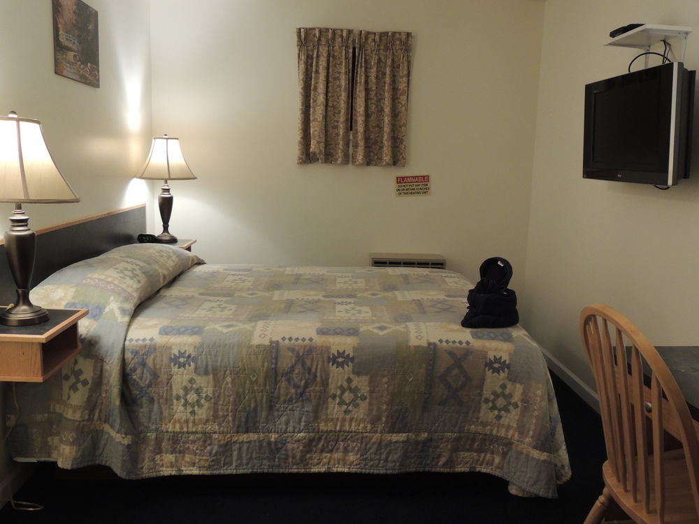 Motel 100 Mile & Rv Park