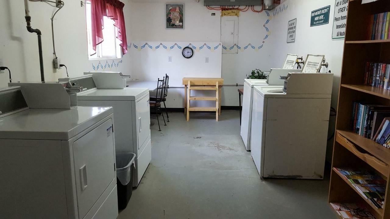 100 Mile & Rv Park Motel 3*