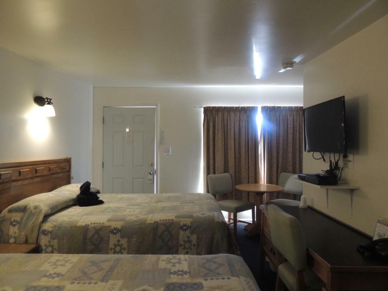 100 Mile & Rv Park Motel 3*