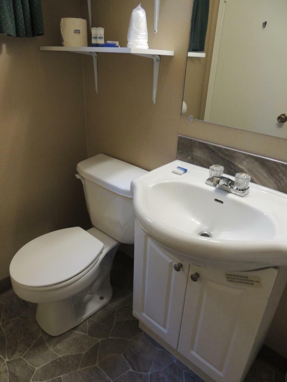 100 Mile & Rv Park 3*