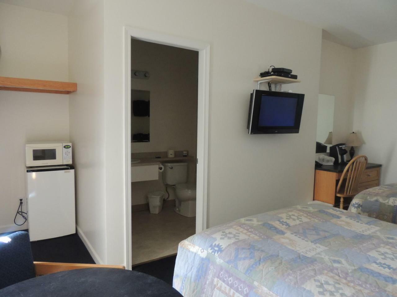 Motel 100 Mile & Rv Park 3*