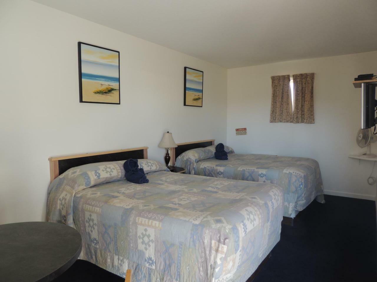 Motel 100 Mile & Rv Park
